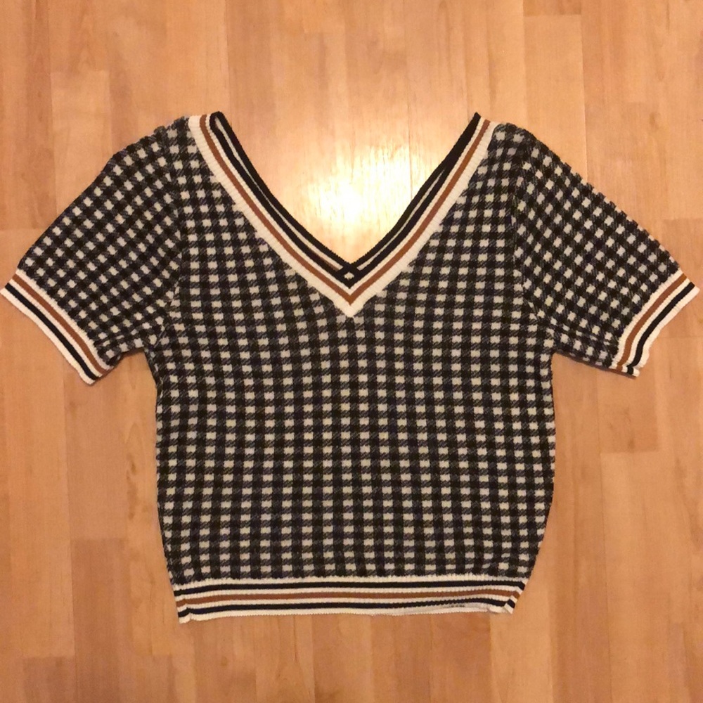 Short sleeve sweater